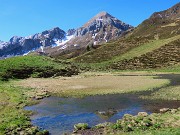 15 Piccolo laghetto in conca dei pratoni con vista in Pegherolo-Cavallo-Siltri